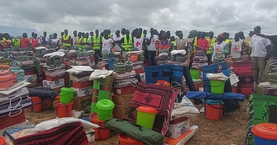 Quelque 3 700 bénéficiaires de 450 familles reçoivent le premier lot de la largesse du couple présidentiel aux victimes des inondations de Yagoua