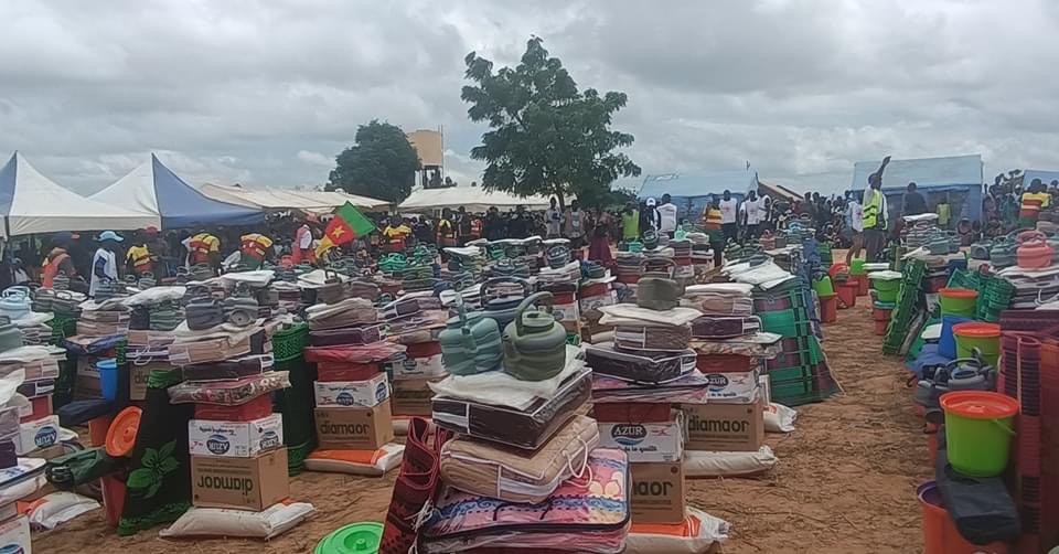 Quelque 3 700 bénéficiaires de 450 familles reçoivent le premier lot de la largesse du couple présidentiel aux victimes des inondations de Yagoua