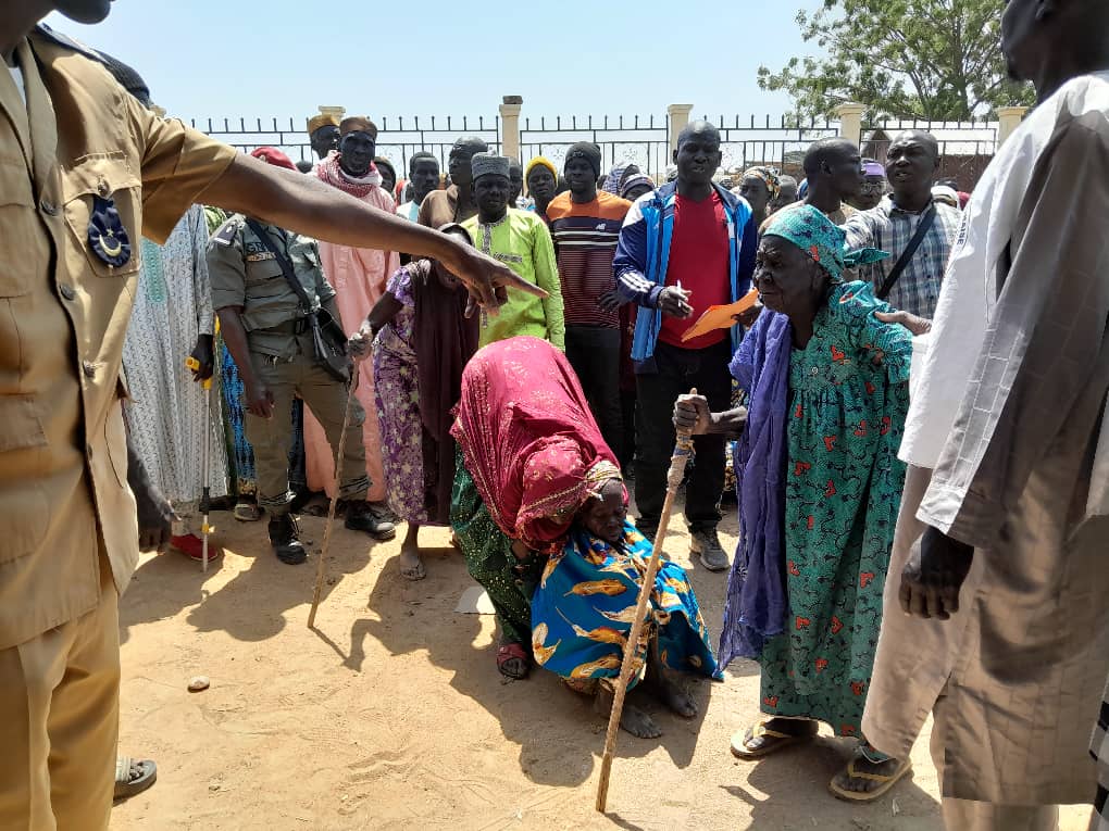 MAGA : Paul Biya offre du matériel de première nécessité à 2500 personnes, soit 300 familles vulnérables.