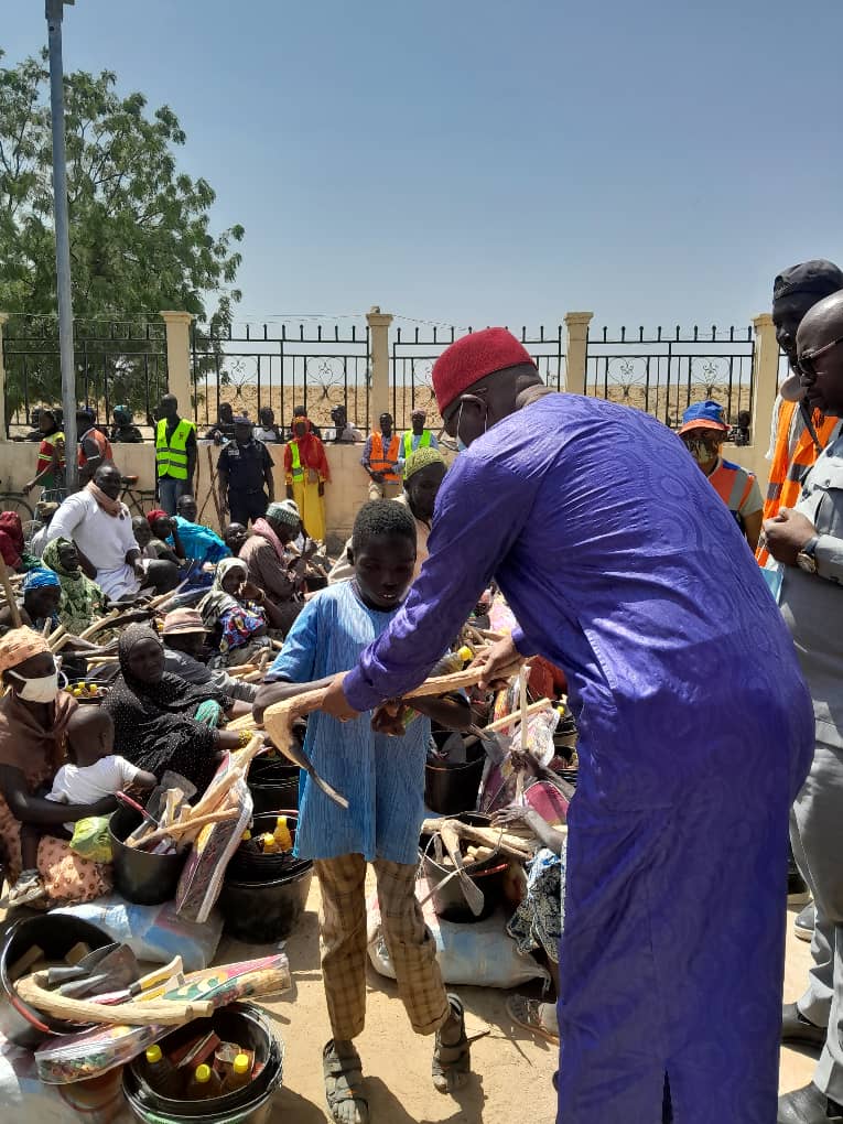 MAGA : Paul Biya offre du matériel de première nécessité à 2500 personnes, soit 300 familles vulnérables.