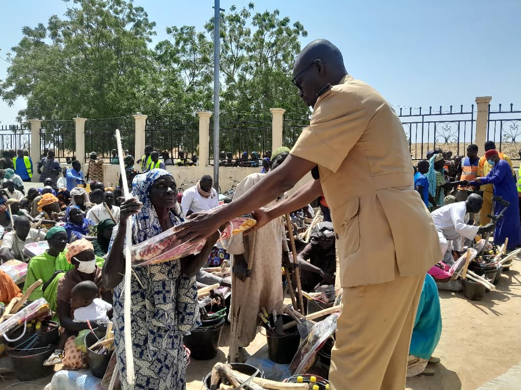 MAGA : Paul Biya offre du matériel de première nécessité à 2500 personnes, soit 300 familles vulnérables.