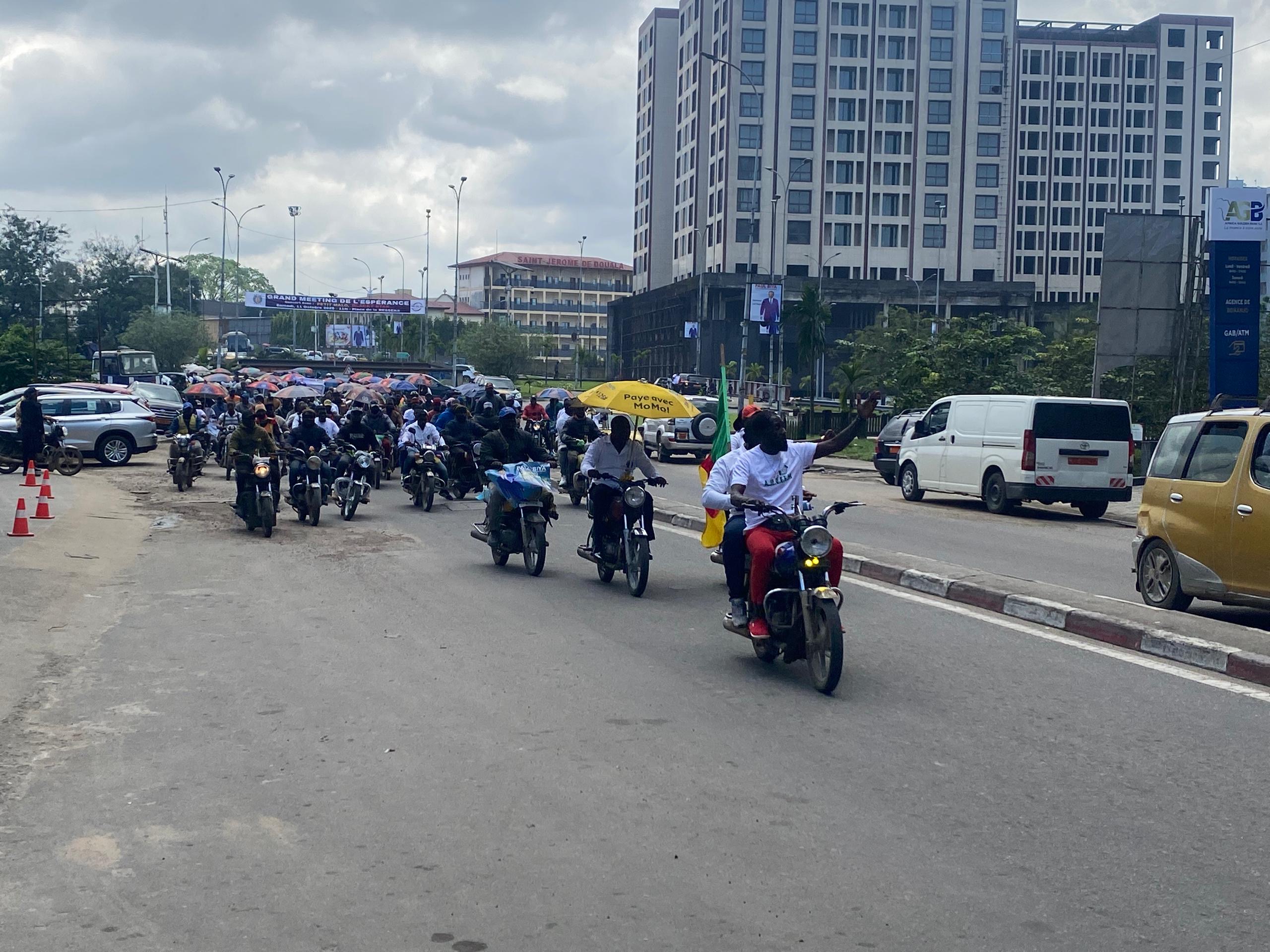 Les mototaxis de la ville de Douala, communément appelés « benskineurs » ont organisé une caravane dans les artères de la ville de Douala ce samedi 11 octobre