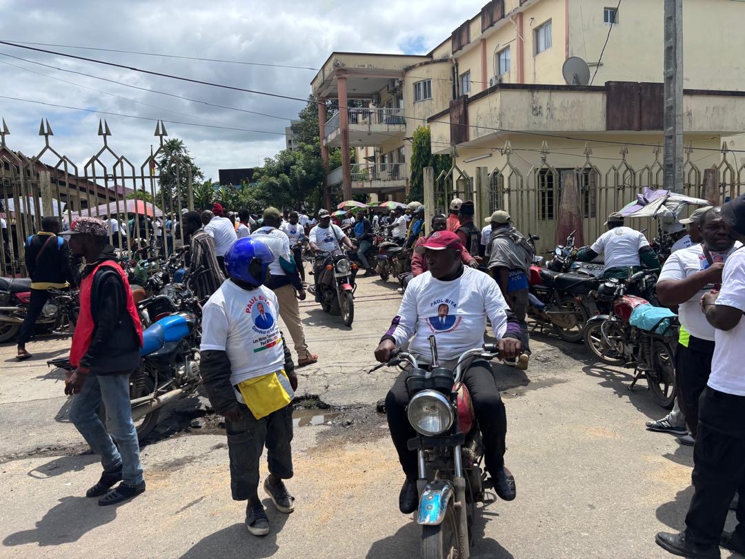 Les mototaxis de la ville de Douala, communément appelés « benskineurs » ont organisé une caravane dans les artères de la ville de Douala ce samedi 11 octobre