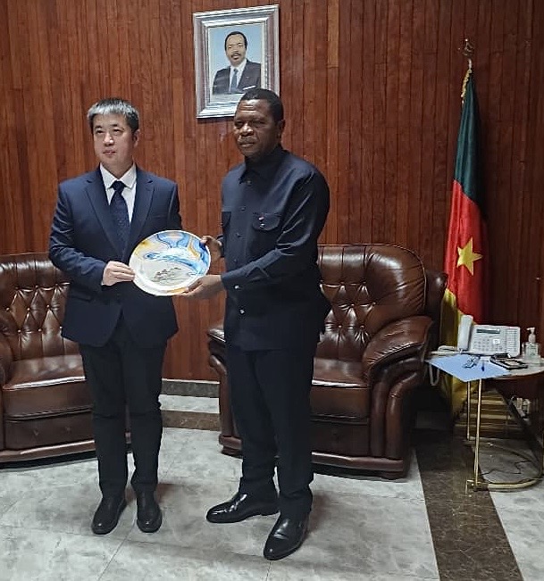 Audience : Le MINAT, Atanga Nji Paul, reçoit l’ambassadeur de la république populaire de Chine au Cameroun, S.E. Xu Yong