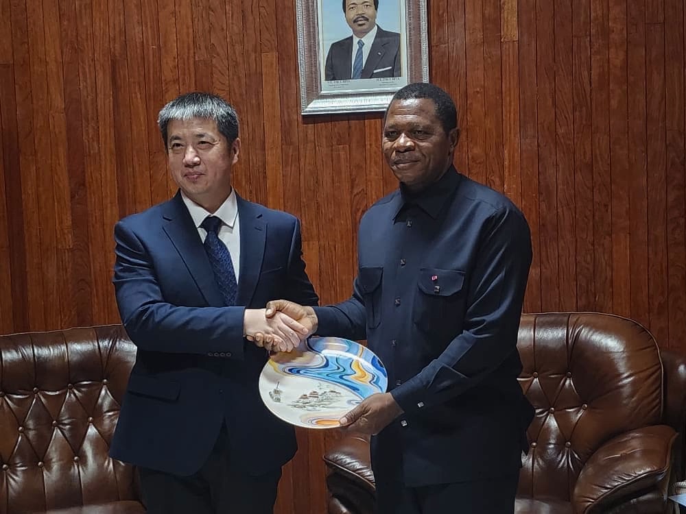 Audience : Le MINAT, Atanga Nji Paul, reçoit l’ambassadeur de la république populaire de Chine au Cameroun, S.E. Xu Yong