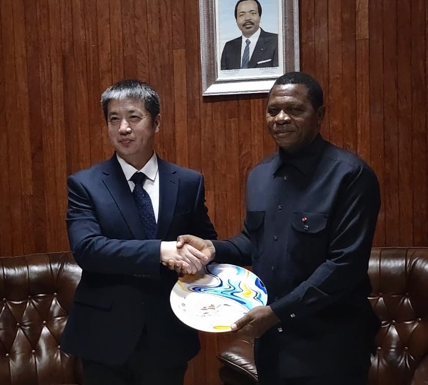 Audience : Le MINAT, Atanga Nji Paul, reçoit l’ambassadeur de la république populaire de Chine au Cameroun, S.E. Xu Yong