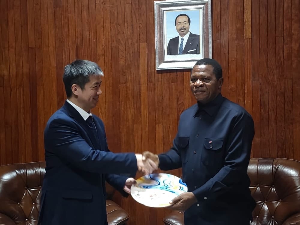 Audience : Le MINAT, Atanga Nji Paul, reçoit l’ambassadeur de la république populaire de Chine au Cameroun, S.E. Xu Yong