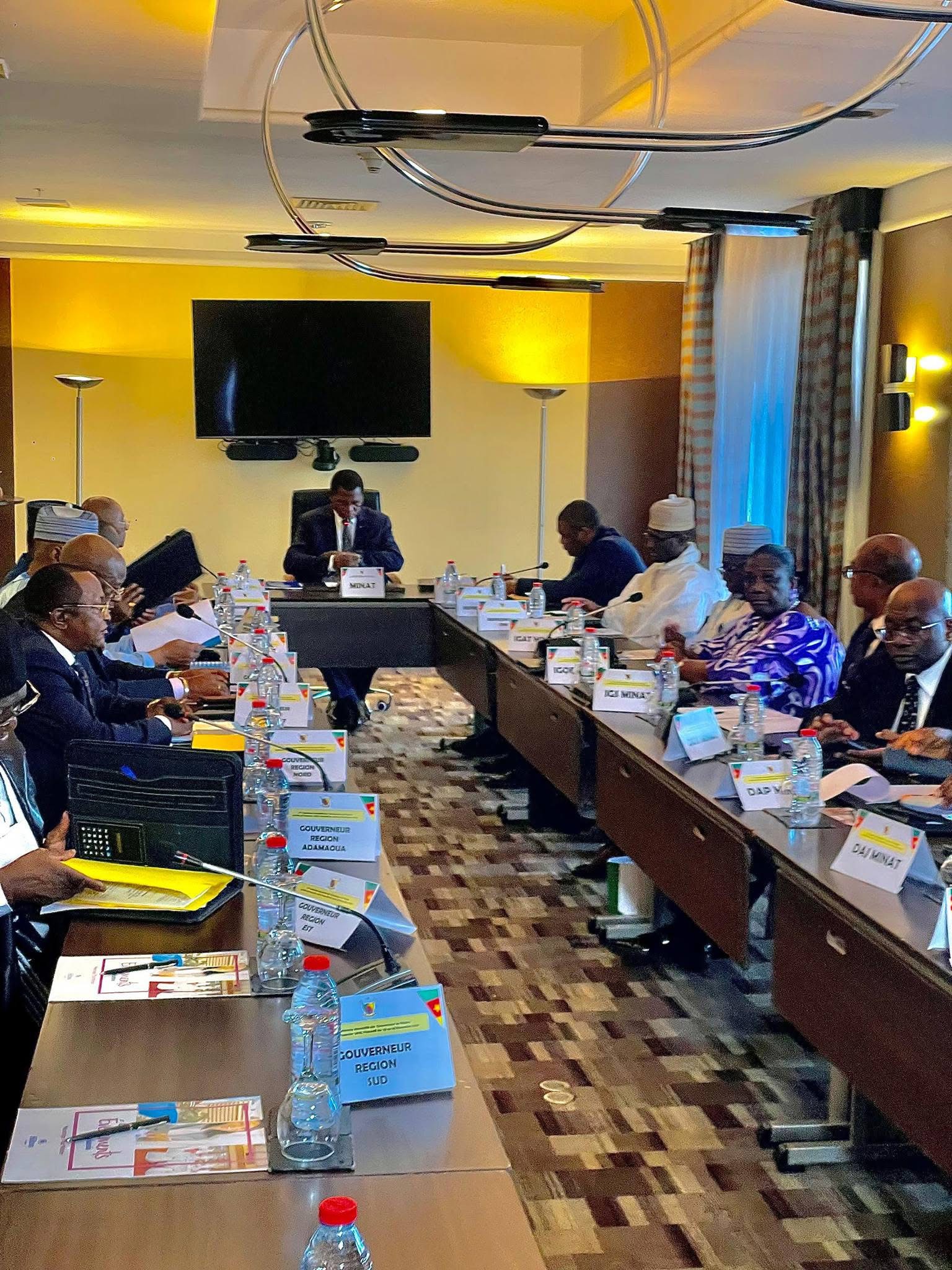 Après l’ouverture du conclave ce 25 novembre à l’hôtel de ville de Yaoundé sur le thème « Autorités administratives et maintien de l’ordre en période postélectorale », le Minat préside la suite des travaux y relatifs cet après-midi au Hilton Hôtel, en présence des gouverneurs de régions et des responsables de son département ministériel.