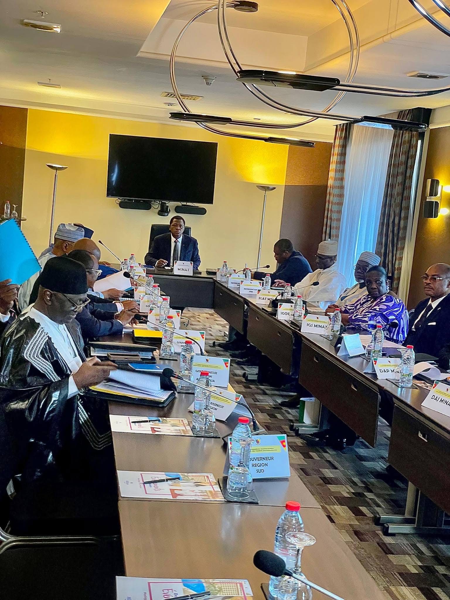 Après l’ouverture du conclave ce 25 novembre à l’hôtel de ville de Yaoundé sur le thème « Autorités administratives et maintien de l’ordre en période postélectorale », le Minat préside la suite des travaux y relatifs cet après-midi au Hilton Hôtel, en présence des gouverneurs de régions et des responsables de son département ministériel.