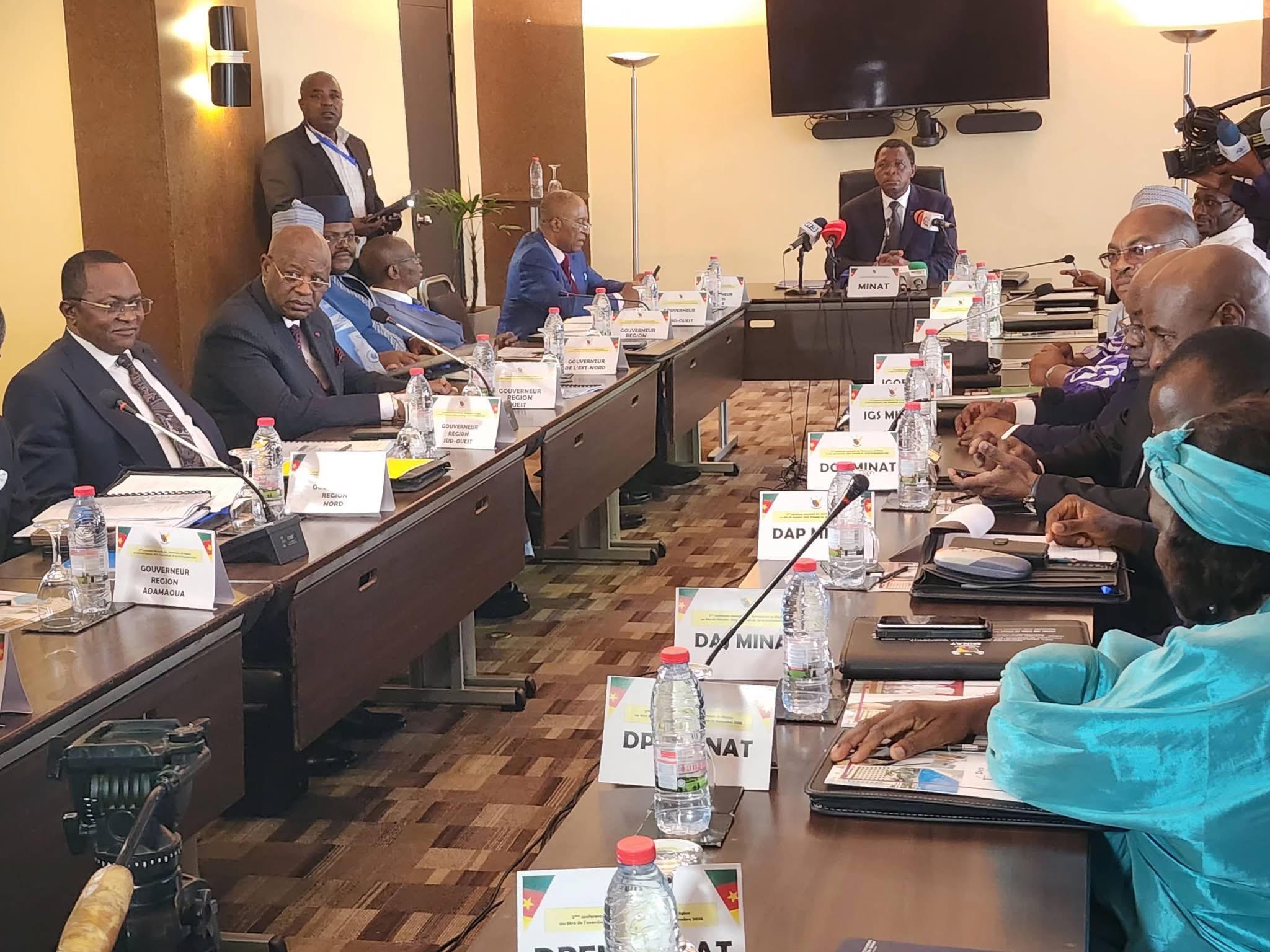 Après l’ouverture du conclave ce 25 novembre à l’hôtel de ville de Yaoundé sur le thème « Autorités administratives et maintien de l’ordre en période postélectorale », le Minat préside la suite des travaux y relatifs cet après-midi au Hilton Hôtel, en présence des gouverneurs de régions et des responsables de son département ministériel.