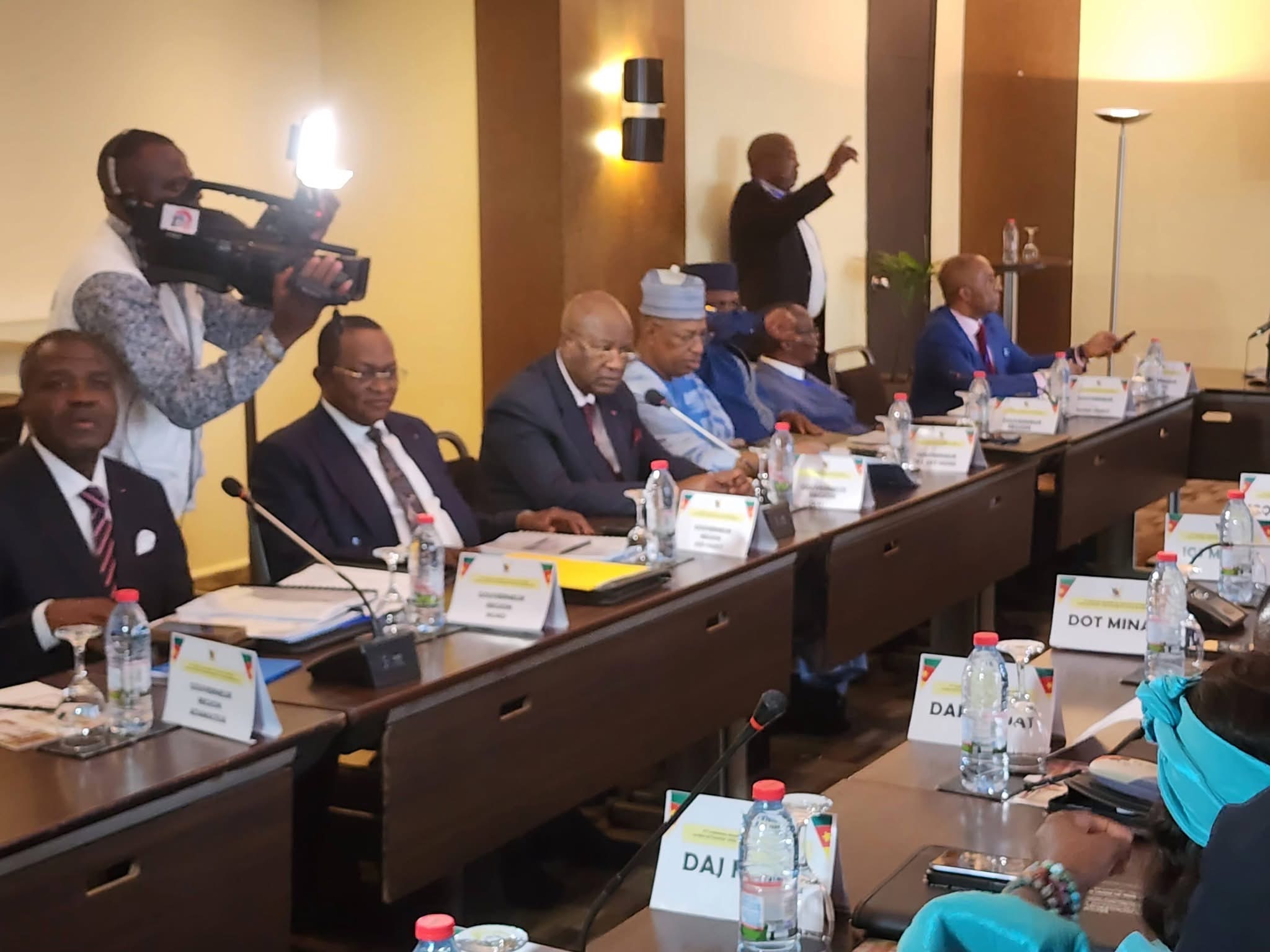 Après l’ouverture du conclave ce 25 novembre à l’hôtel de ville de Yaoundé sur le thème « Autorités administratives et maintien de l’ordre en période postélectorale », le Minat préside la suite des travaux y relatifs cet après-midi au Hilton Hôtel, en présence des gouverneurs de régions et des responsables de son département ministériel.