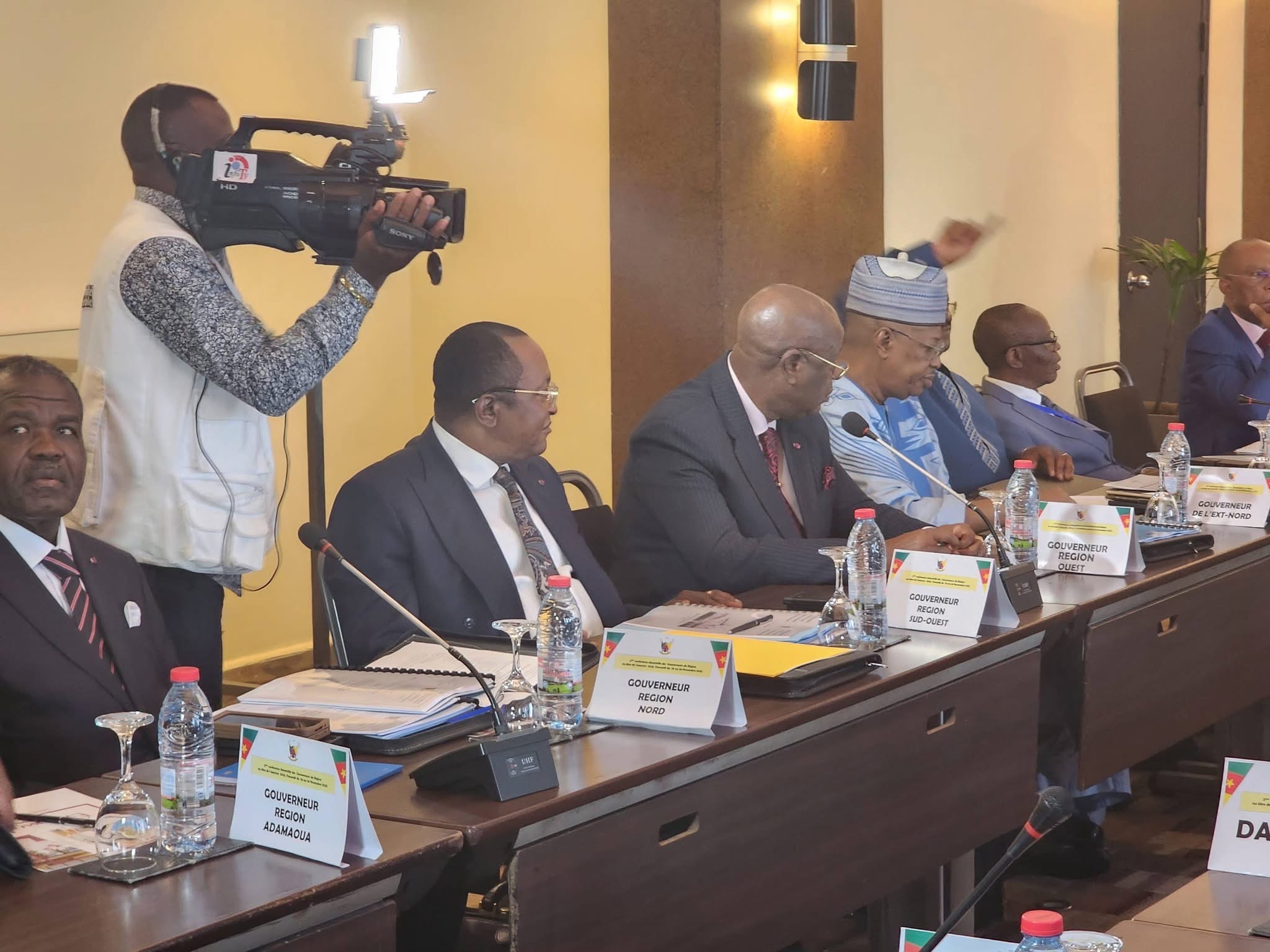 Après l’ouverture du conclave ce 25 novembre à l’hôtel de ville de Yaoundé sur le thème « Autorités administratives et maintien de l’ordre en période postélectorale », le Minat préside la suite des travaux y relatifs cet après-midi au Hilton Hôtel, en présence des gouverneurs de régions et des responsables de son département ministériel.