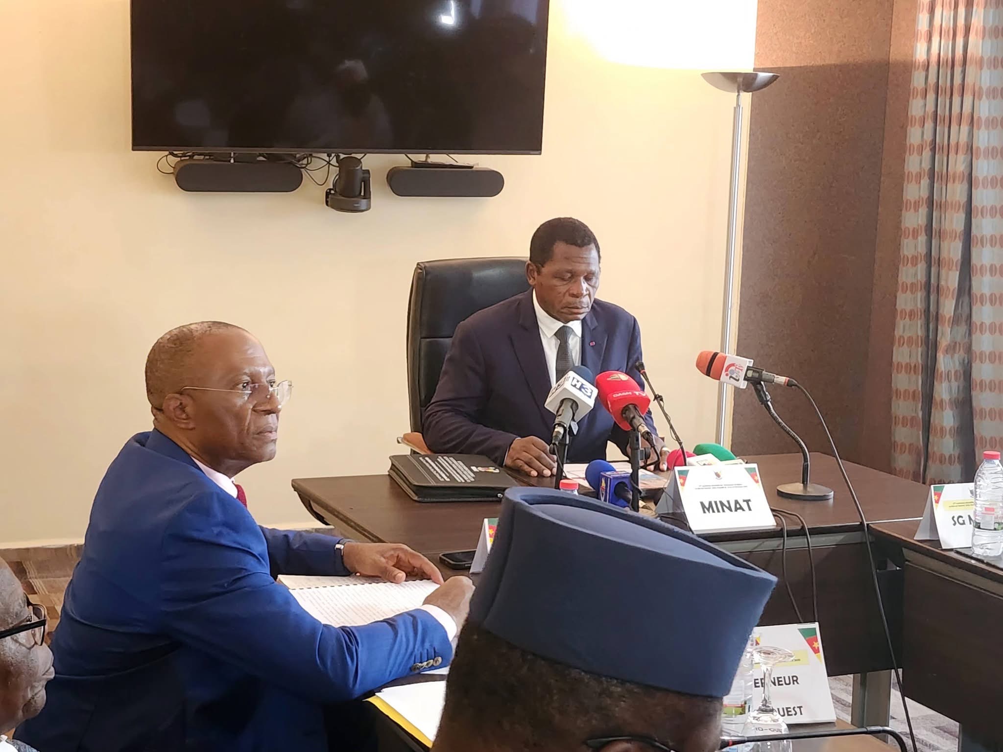 Après l’ouverture du conclave ce 25 novembre à l’hôtel de ville de Yaoundé sur le thème « Autorités administratives et maintien de l’ordre en période postélectorale », le Minat préside la suite des travaux y relatifs cet après-midi au Hilton Hôtel, en présence des gouverneurs de régions et des responsables de son département ministériel.