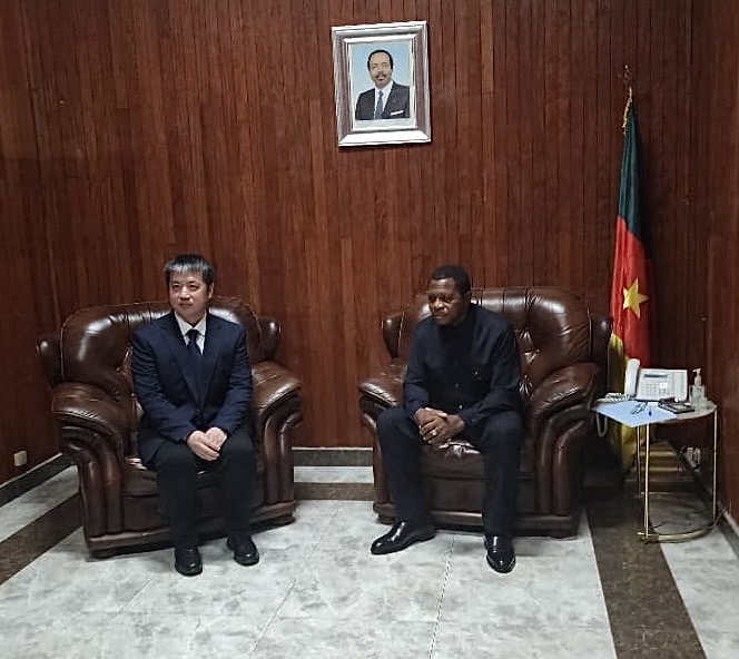 Audience : Le MINAT, Atanga Nji Paul, reçoit l’ambassadeur de la république populaire de Chine au Cameroun, S.E. Xu Yong