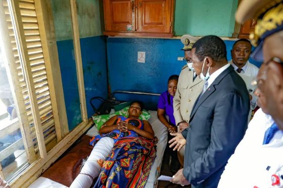 BAMENDA : ATANGA NJI AU CHEVET DES BLESSÉS ET DES NOUVELLES MAMANS A L’HÔPITAL RÉGIONAL